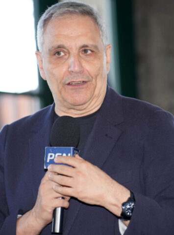 Scrittore. Riceve il premio Per Sempre Scugnizzo per la scrittura.