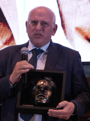 Oncologo. Riceve il premio Per Sempre Scugnizzo per gli studi scientifici.